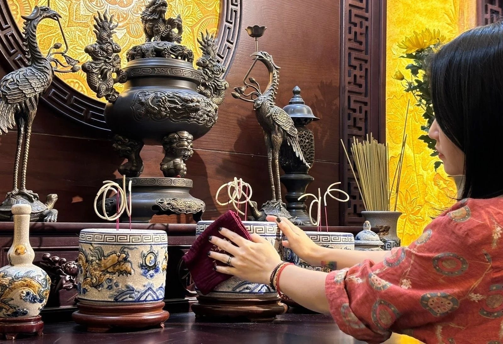 Quy trình bao sái bàn thờ đúng cách