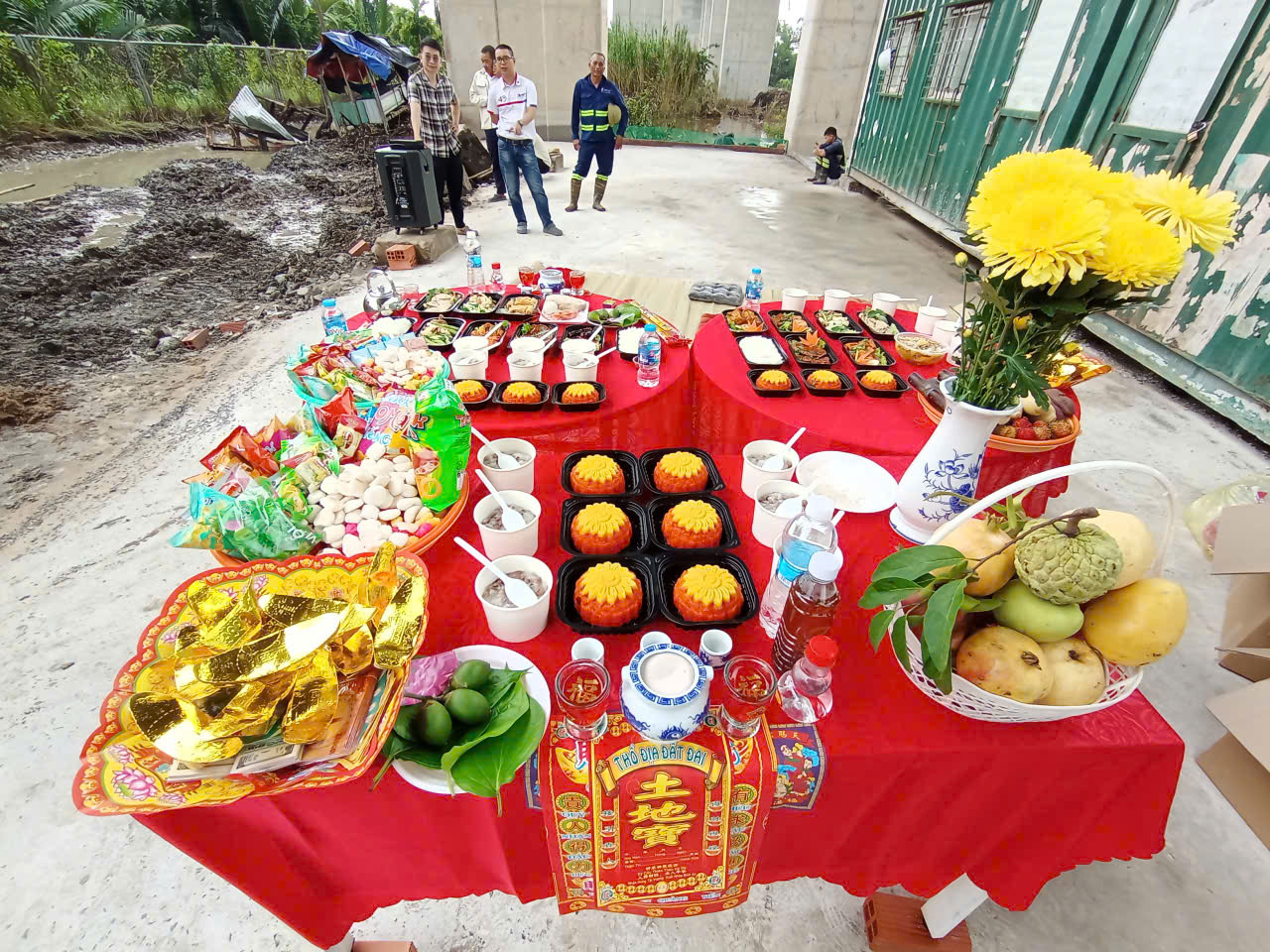 Chuẩn bị mâm cúng cô hồn tháng 7 ngoài trời